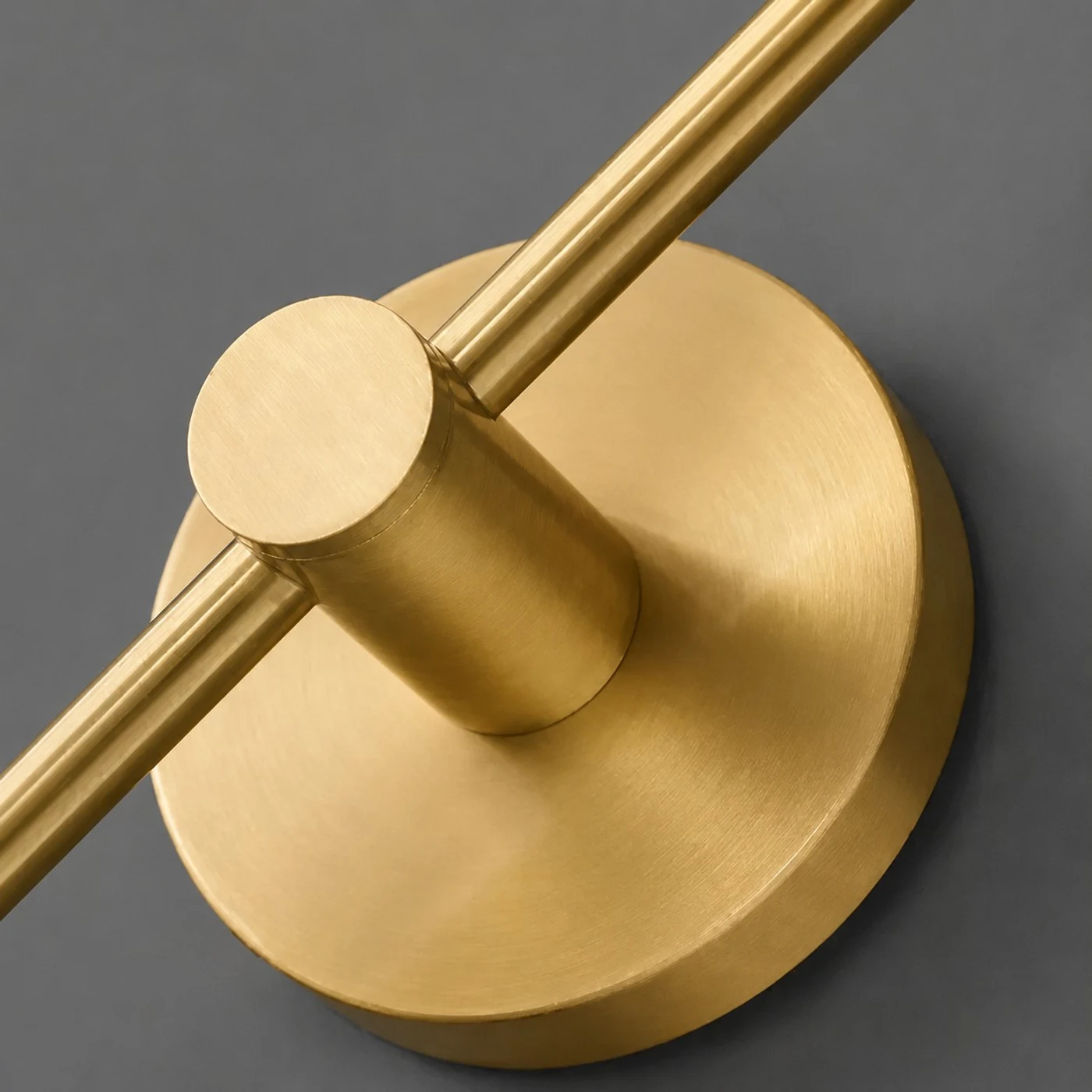 Placa de pared de cobre y detalle del brazo