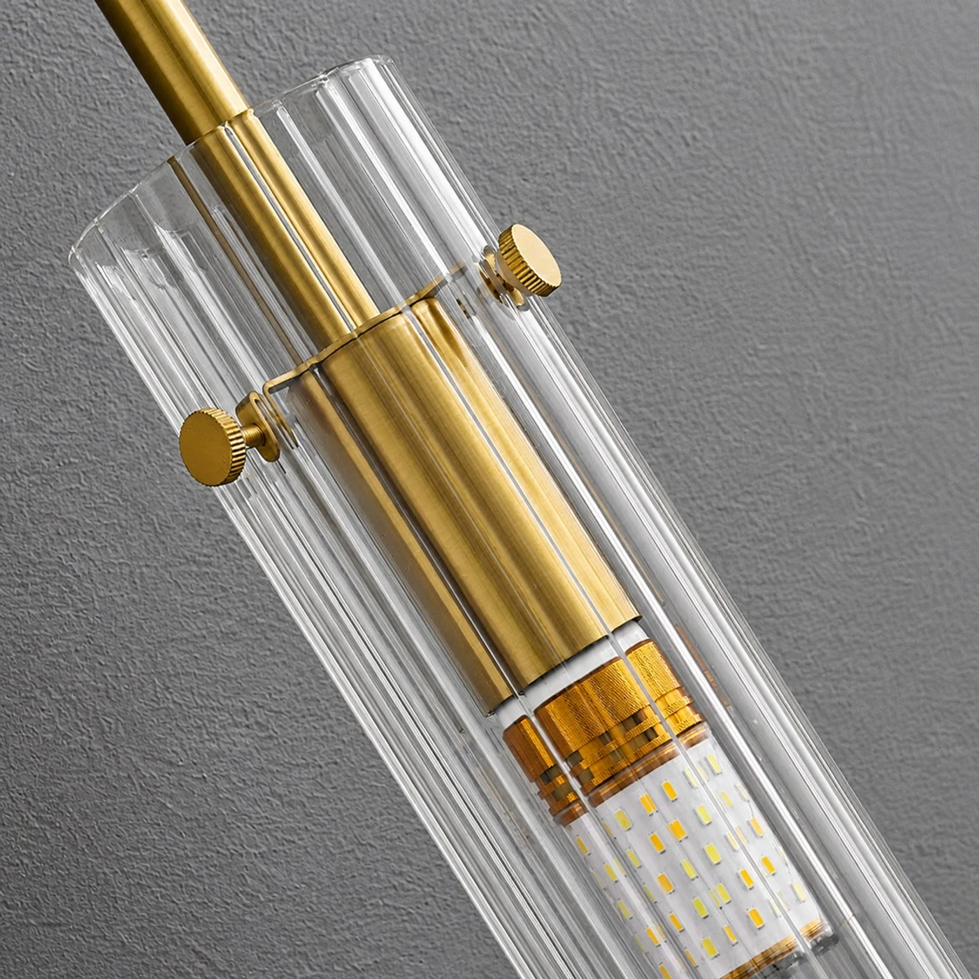 Detalle del soporte de cobre y la pantalla tubular de alabastro
