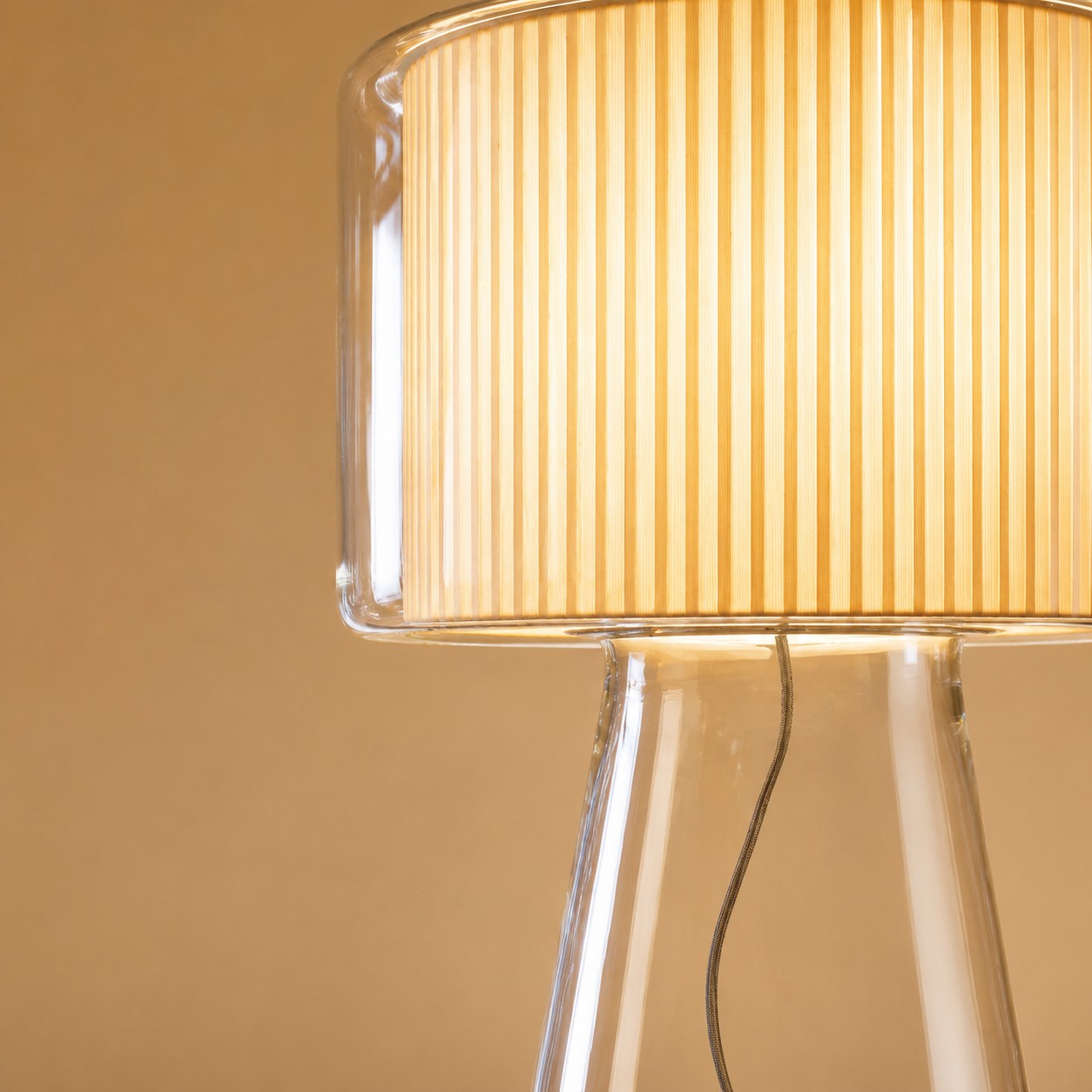 Lampada da tavolo in vetro naturale con paralume in tessuto (dettagli del materiale)
