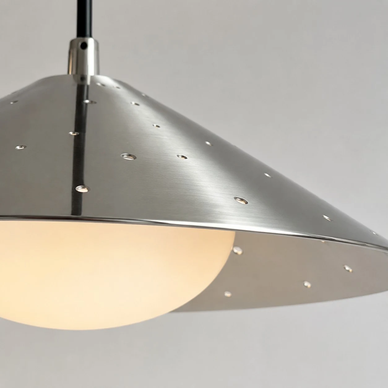 Luminária pendente mini moderna em formato de OVNI com detalhes prateados.