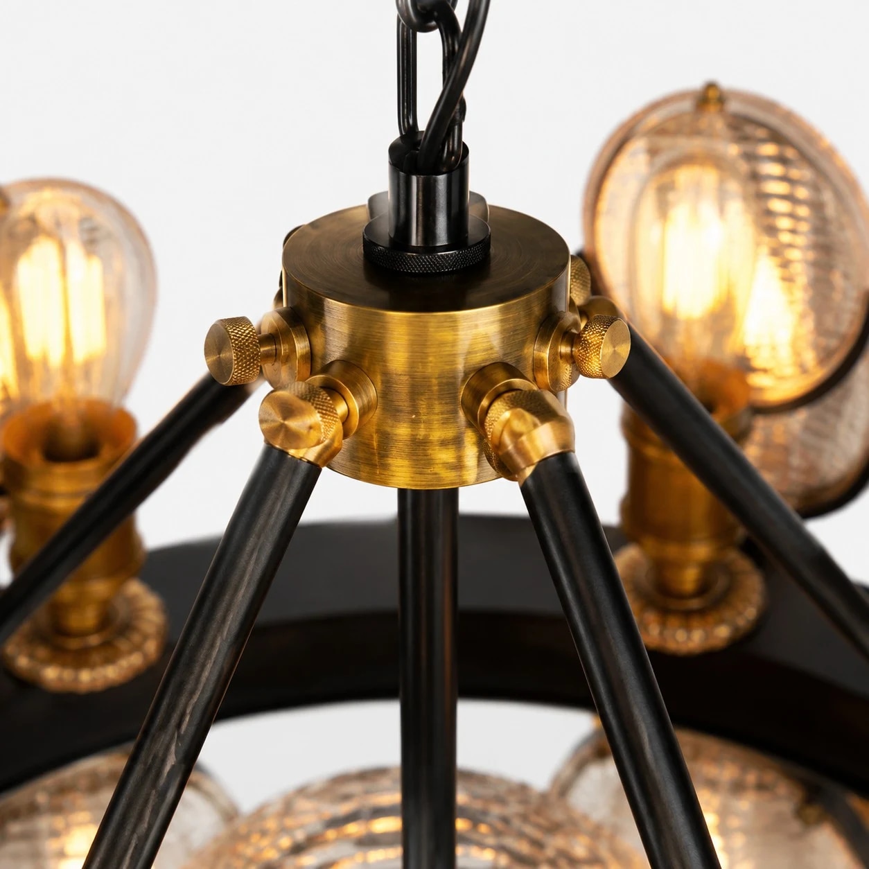 Lustre com estrutura de metal preto