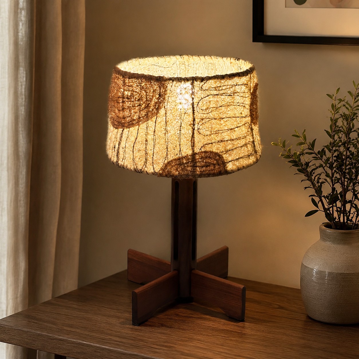 Lampada da tavolo in luffa naturale, dallo stile caldo e accogliente.