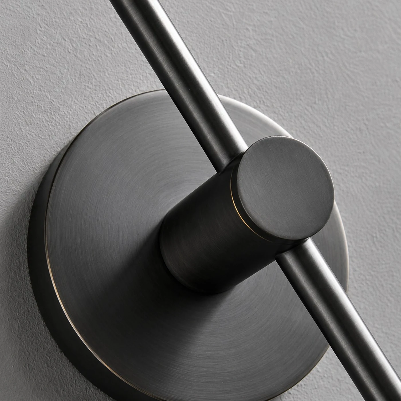 Placa de pared negra y detalle del brazo