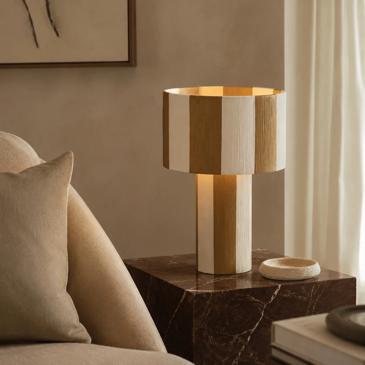 Lampada da tavolo intrecciata a righe accesa accanto a un divano