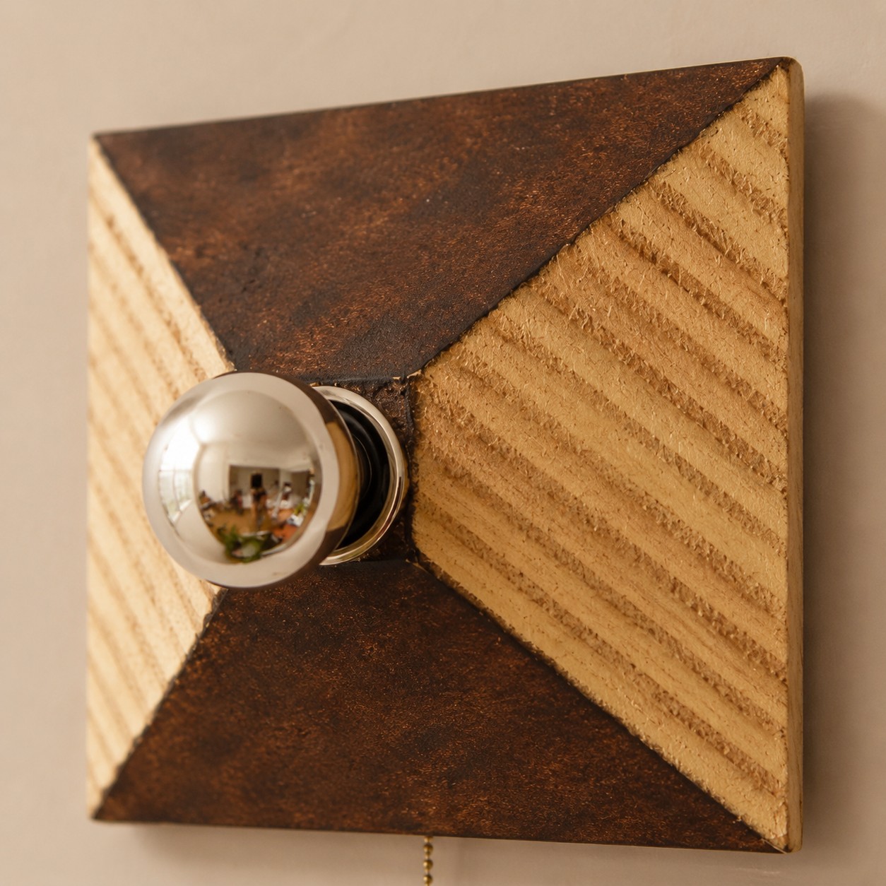 Geometric Resin Wall Light With Metal Pull Chain finish detail