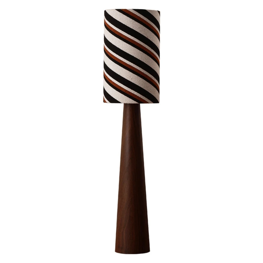 Lampada da terra in tessuto a righe con base affusolata effetto legno su sfondo bianco.