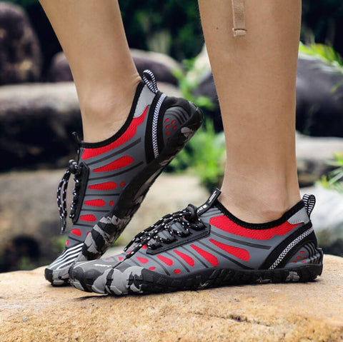 Scarpe da acqua del marchio Aquashoes Collezione Raid portée par un homme