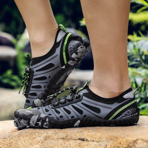 Scarpe da acqua del marchio Aquashoes Collezione Raid portée par un homme