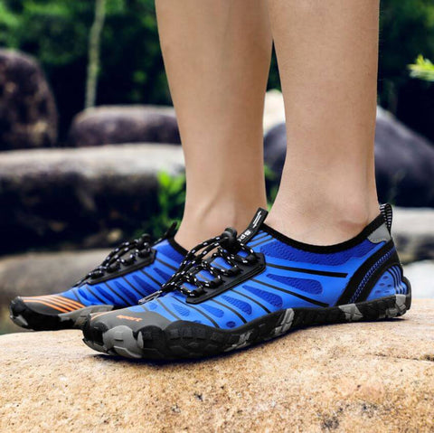 Scarpe da acqua del marchio Aquashoes Collezione Raid portée par un homme