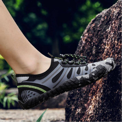 Scarpe da acqua del marchio Aquashoes Collezione Raid portée par un homme