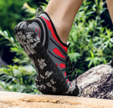 Scarpe da acqua del marchio Aquashoes Collezione Raid portée par un homme