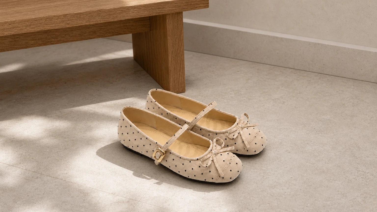 Detalhe de arco clássico conforto Mary Jane flats em um cenário de estilo de vida suave