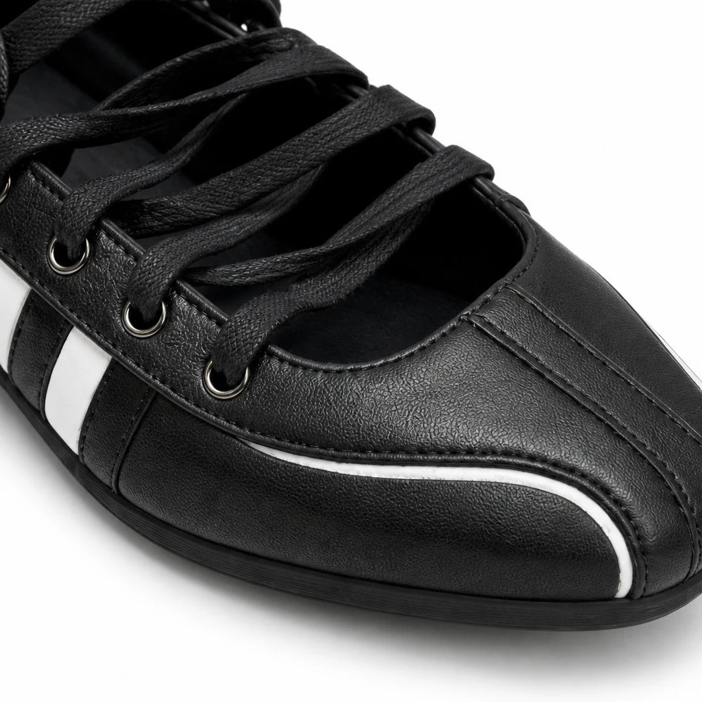 Close-up van veterballet met platte stiksels, veters en boventextuur